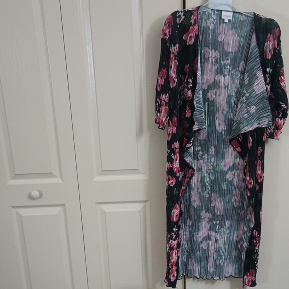 LuLaRoe Woman's Floral Cardigan Pink & Black Size S Georgous Fall Jacket Coverup